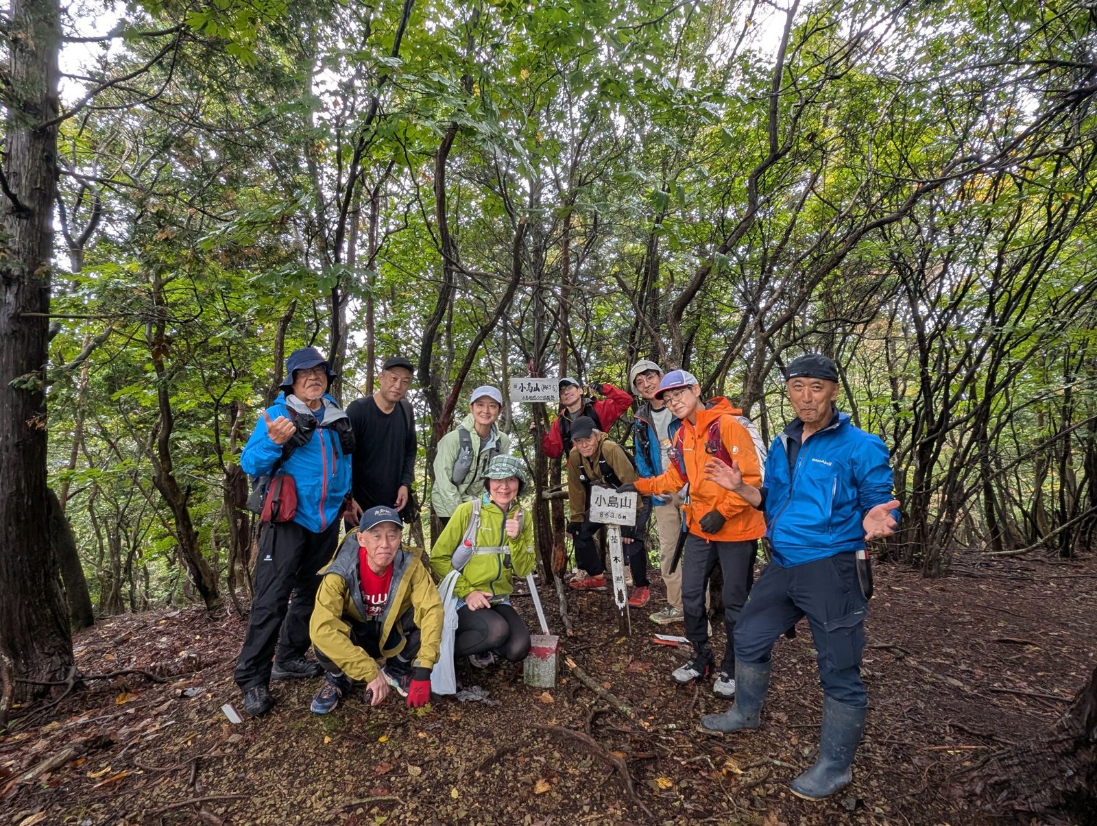 小島山の山頂で、仲間とともに。